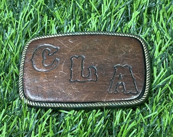 Hebilla de cinturón de cuero vintage con latón, iniciales CLA, estilo western, hecha a mano.