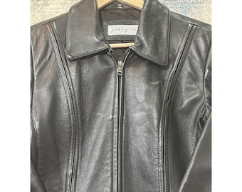 Chaqueta deportiva de cuero genuino para mujer Jones New York Sport, negra, con cremallera frontal, talla pequeña