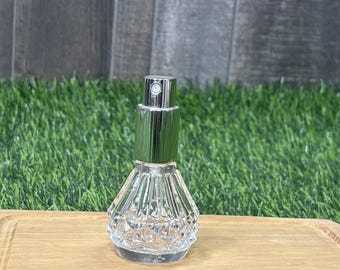 Frasco de perfume atomizador de cristal tallado vintage para tocador, decoración en tono plateado.