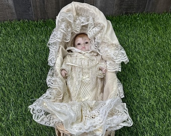 Vintage Porzellan Baby Doll Korb Stubenwagen Spitze Outfit Cottagecore Display