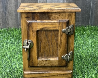Mobiletto vintage in rovere stile frigorifero, comodino con ferramenta in ottone, rustico