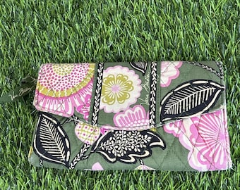 Cartera acolchada Vera Bradley con cremallera y organizador de algodón floral verde y rosa
