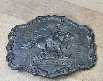 Fivela de cinto vintage Pony Express Western com cavalo e cowboy, comemorativa de 1902.
