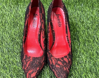 Décolleté vintage Fredericks of Hollywood, taglia 7.5, rosse e nere con lacci, stile gotico da vampiro.