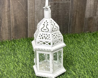 Farol de metal y cristal blanco estilo marroquí para fiestas y bodas.