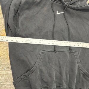 Sudadera con capucha Nike Vintage talla pequeña, negra, mini Swoosh, estilo años 90, desgastada, unisex, extragrande. imagen 4