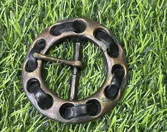 Hebilla de cinturón redonda vintage de latón macizo con incrustaciones de cuero de estilo western minimalista.