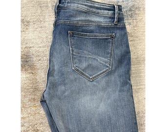 Vaqueros Driftwood Colette 32x26 con bordado floral en el tobillo, estilo Y2K Boho.