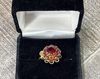 Vintage Sarah Coventry Burgundy Rhinestone Ring Gold Tone Size 3-4 W/ Box