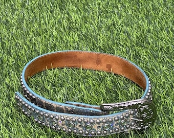 Cinturón de cuero estilo western con tachuelas y pedrería, desgastado, estilo vaquero rockero, talla 24