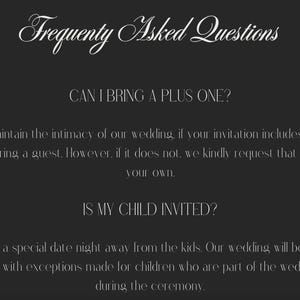 Peut inclure: Une image en noir et blanc avec le texte "Frequently Asked Questions" en haut. Le texte "CAN I BRING A PLUS ONE?" est au milieu de l'image. Le texte ci-dessous explique que les invit&eacute;s sont les bienvenus pour amener un plus un si leur invitation comprend un symbole "+". Le texte "IS MY CHILD INVITED?" est en bas de l'image. Le texte ci-dessous explique que le mariage est une affaire r&eacute;serv&eacute;e aux adultes, &agrave; l'exception des enfants qui font partie de la f&ecirc;te de mariage pendant la c&eacute;r&eacute;monie.