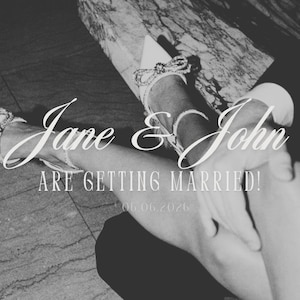 Peut inclure: Photographie en noir et blanc des pieds d'un couple, le pied de la femme dans un talon aiguille blanc et le pied de l'homme dans une chaussure de ville noire. Le texte "Jane & John are getting married! 05.06.2026" est &eacute;crit sur l'image.