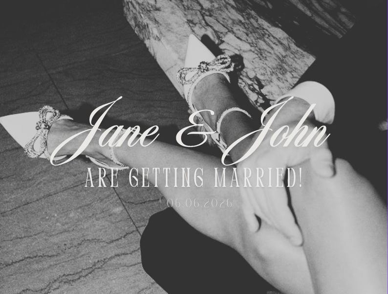 Peut inclure: Photographie en noir et blanc des pieds d'un couple, le pied de la femme dans un talon aiguille blanc et le pied de l'homme dans une chaussure de ville noire. Le texte "Jane & John are getting married! 05.06.2026" est &eacute;crit sur l'image.