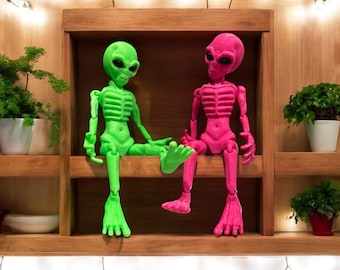 3D Printed Alien Toy – Glow in the Dark, Pink or Green Flexi Figure | Posable Desk Toy Gift