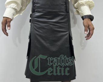 Könnte beinhalten: Ein schwarzer Lederkilt mit zwei Taschen und einem breiten Bund. Der Kilt hat ein plissiertes Design und wird mit Schnallen befestigt. Der Text "Crafts Celtic" ist auf der Vorderseite des Kilts aufgedruckt.