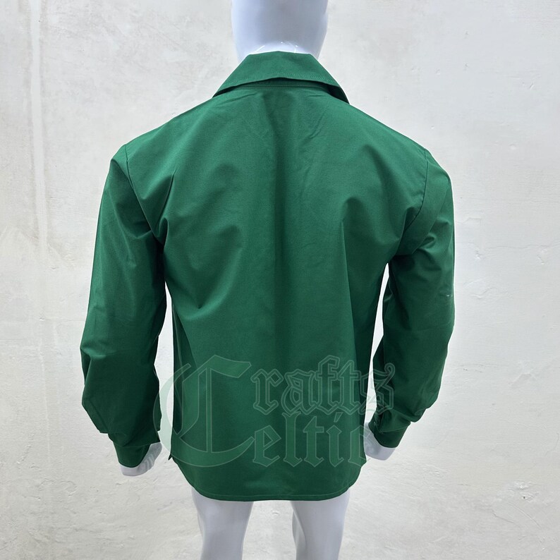 Pu&ograve; includere: Una camicia a maniche lunghe di colore verde scuro con colletto abbottonato.