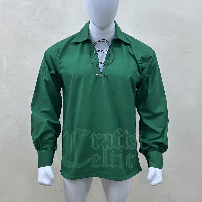 Pu&ograve; includere: Una camicia verde a maniche lunghe con scollo a lacci. La camicia ha un colletto e maniche lunghe con polsini arricciati. La camicia &egrave; realizzata in un tessuto morbido e confortevole.