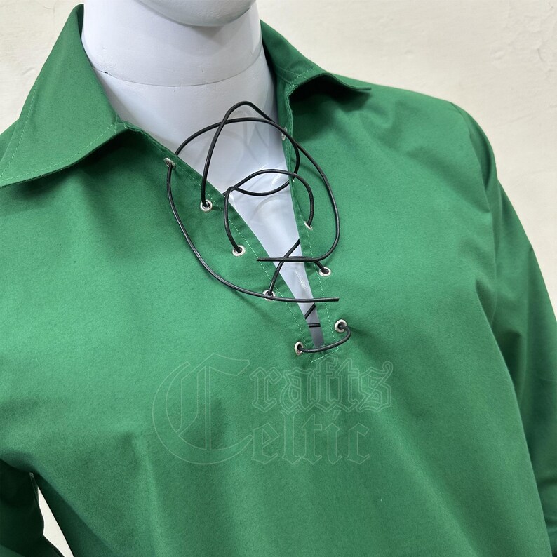 Pu&ograve; includere: Una camicia verde a maniche lunghe con un collo a lacci. La camicia ha un colletto ed &egrave; realizzata in un tessuto morbido e confortevole.