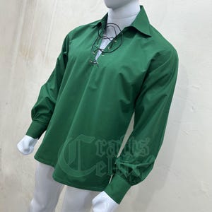 Pu&ograve; includere: Una camicia verde a maniche lunghe con un colletto a lacci. La camicia ha una vestibilit&agrave; comoda ed &egrave; realizzata in un tessuto morbido e confortevole.
