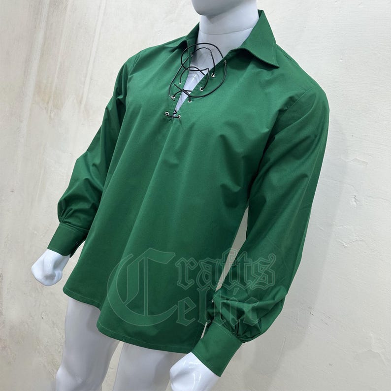 Pu&ograve; includere: Una camicia verde a maniche lunghe con un colletto a lacci. La camicia ha una vestibilit&agrave; comoda ed &egrave; realizzata in un tessuto morbido e confortevole.