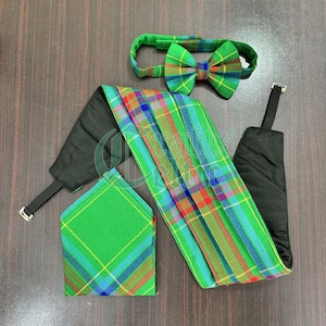 Handgjort skotskt tartan-gördelset: Fluga och näsduk