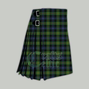 Könnte beinhalten: Ein traditioneller Kilt in einem grün, blau, schwarz und gelb karierten Muster. Der Kilt hat Falten und zwei silberne Schnallen. Dieses klassische Kleidungsstück wird oft zu formellen Anlässen oder kulturellen Veranstaltungen getragen.