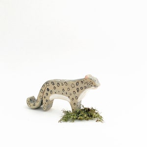 juguete de madera de leopardo de las nieves, juguetes de animales de madera waldorf, estatuilla de madera de leopardo de las nieves imagen 2