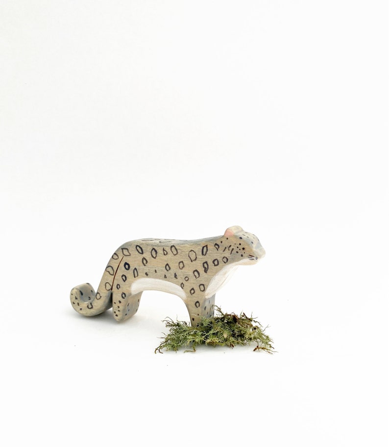 juguete de madera de leopardo de las nieves, juguetes de animales de madera waldorf, estatuilla de madera de leopardo de las nieves imagen 2
