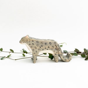 juguete de madera de leopardo de las nieves, juguetes de animales de madera waldorf, estatuilla de madera de leopardo de las nieves imagen 6
