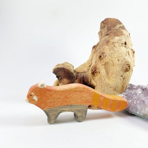 Figurine animal en bois panda roux, cadeau jouet en bois waldorf pour les enfants et les amoureux des animaux image 3
