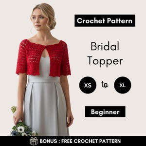 Puede incluir: Un bolero de novia de ganchillo rojo con mangas cortas. El texto de la imagen dice "Crochet Pattern", "Bridal Topper", "XS to XL", "Beginner" y "BONUS: FREE CROCHET PATTERN". La modelo lleva un vestido gris y sostiene un ramo.