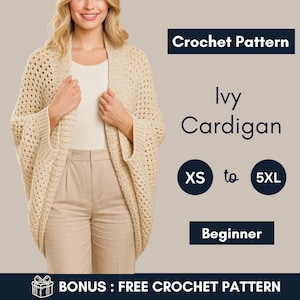 Könnte beinhalten: Eine Frau trägt einen cremefarbenen Häkelcardigan. Der Text auf dem Bild lautet "Crochet Pattern", "Ivy Cardigan", "XS bis 5XL" und "Beginner". Eine Geschenkbox mit dem Text "BONUS: FREE CROCHET PATTERN" ist ebenfalls vorhanden.