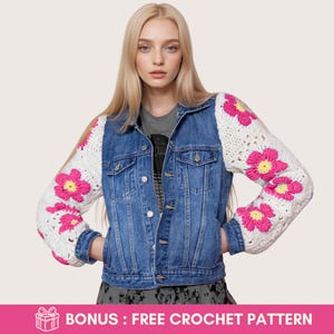 Op de afbeelding: Een spijkerjack met witte gehaakte mouwen met roze bloemen. De mouwen zijn gehaakt met wit garen en hebben roze bloemen met gele centra.