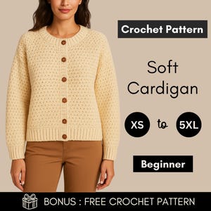 Op de afbeelding: Een zacht, crèmekleurig gehaakt vest met bruine knopen. De afbeelding bevat de tekst "Crochet Pattern", "Soft Cardigan", "XS tot 5XL" en "Beginner". De afbeelding zegt ook "BONUS: FREE CROCHET PATTERN".
