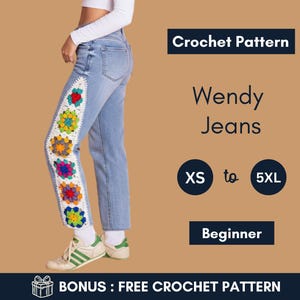 Pode incluir: Jeans azul claro com um padrão de crochê na lateral. O design de crochê apresenta motivos florais coloridos. O texto na imagem diz "Crochet Pattern", "Wendy Jeans", "XS a 5XL" e "Beginner".