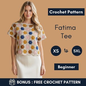 Op de afbeelding: Een vrouw draagt een gehaakt Fatima T-shirt met zeshoekige patronen in roze, blauw en geel. Het patroon is geschikt voor beginners en verkrijgbaar in de maten XS tot 5XL. De afbeelding bevat de tekst "Crochet Pattern" en "BONUS: FREE CROCHET PATTERN."