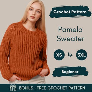 Pode incluir: Imagem de uma mulher vestindo um suéter Pamela cor ferrugem. O padrão de crochê está disponível nos tamanhos XS a 5XL e é adequado para iniciantes. A imagem também inclui o texto "Crochet Pattern" e "BONUS: FREE CROCHET PATTERN."
