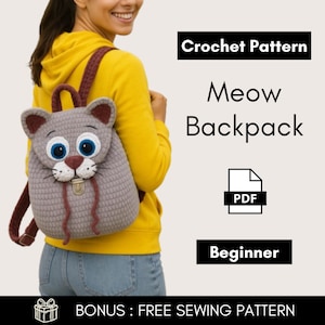 Op de afbeelding: Een grijze gehaakte rugzak in de vorm van een kat, met grote blauwe ogen en een roze neus. De rugzak heeft bruine bandjes en een trekkoordsluiting. De afbeelding bevat de tekst "Crochet Pattern Meow Backpack" en "Beginner".
