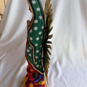HUICHOL JUNGFRUN GUADALUPE mexikansk jungfru, huichol pärlbroderi, samlarobjekt huicholkonst. bild 3