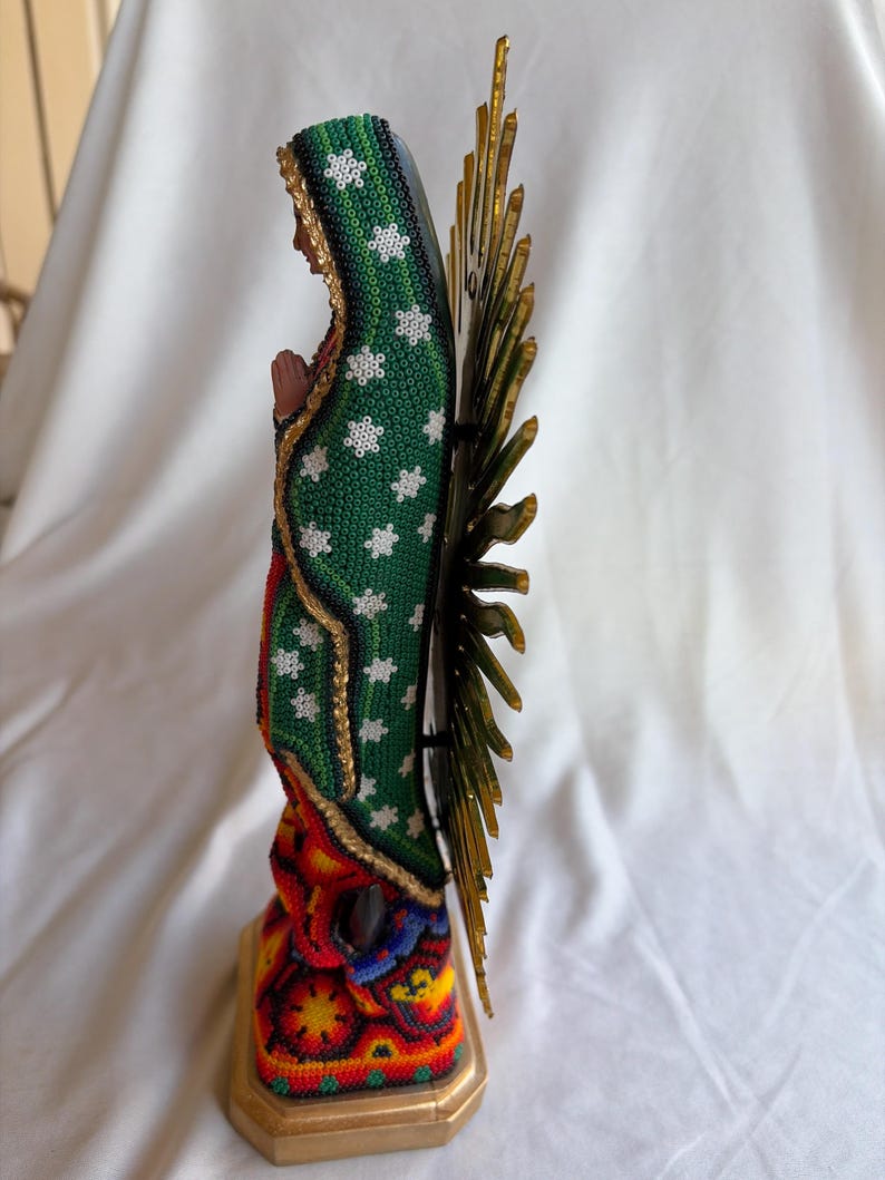 HUICHOL JUNGFRUN GUADALUPE mexikansk jungfru, huichol pärlbroderi, samlarobjekt huicholkonst. bild 3