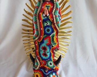 HUICHOL JUNGFRUN GUADALUPE mexikansk jungfru, huichol pärlbroderi, Samlarobjekt huichol konst. Ljus