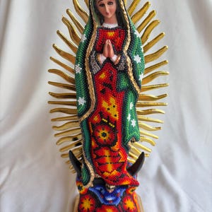 HUICHOL JUNGFRUN GUADALUPE mexikansk jungfru, huichol pärlbroderi, samlarobjekt huicholkonst. bild 1