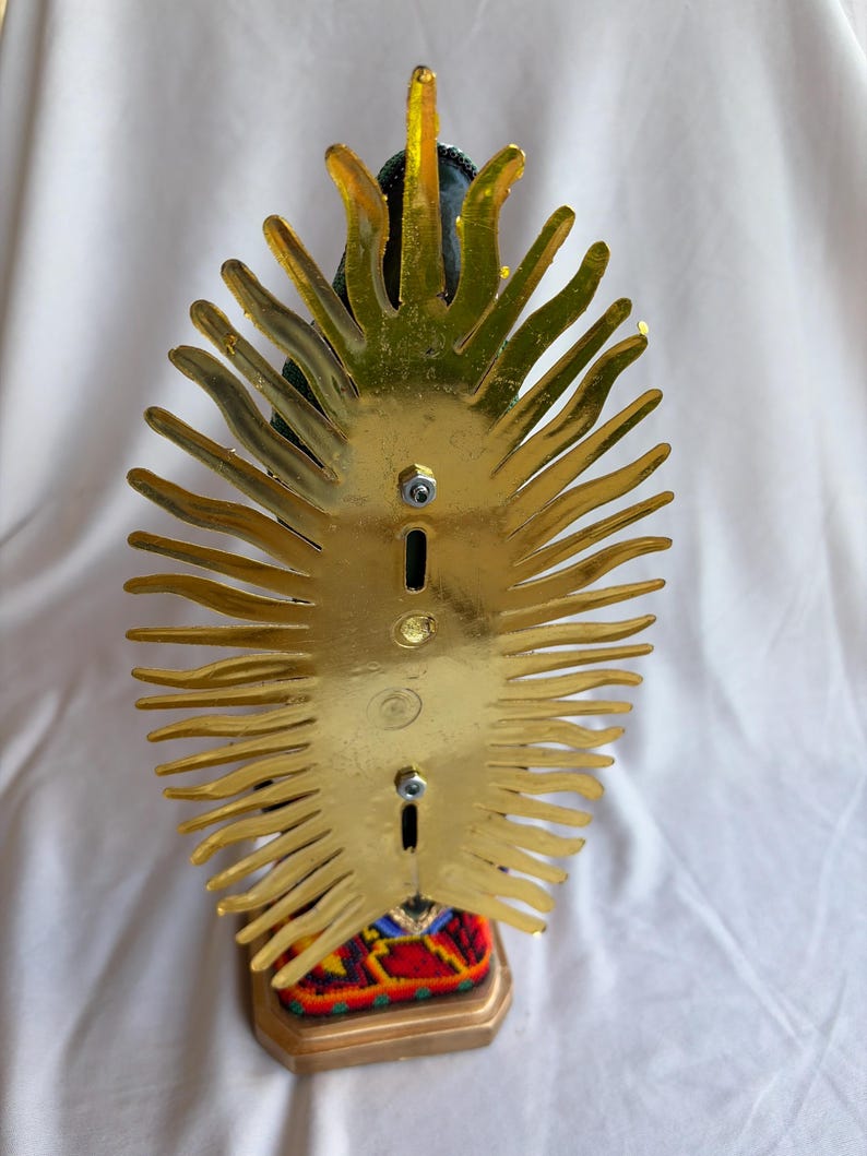 HUICHOL JUNGFRUN GUADALUPE mexikansk jungfru, huichol pärlbroderi, samlarobjekt huicholkonst. bild 4