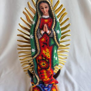 HUICHOL JUNGFRUN GUADALUPE mexikansk jungfru, huichol pärlbroderi, samlarobjekt huicholkonst. bild 2