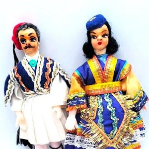 Set vintage Griekse folk Tsolias-kostuum souvenir man en vrouw poppen handgeschilderde gezichten van papier-maché