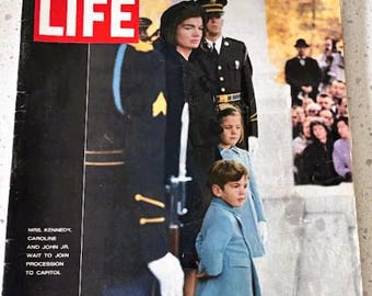 Revista Life, 6 de diciembre de 1963. Jackie Kennedy y sus hijos en el funeral de JFK.