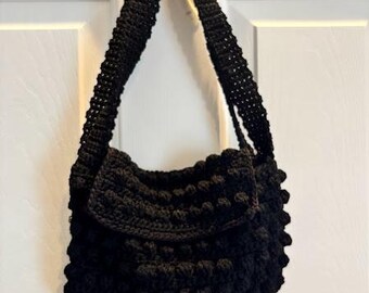 Bolso de mano/bandolera vintage negro de ganchillo hecho a mano con punto de palomitas de maíz. Hecho por mi mamá.