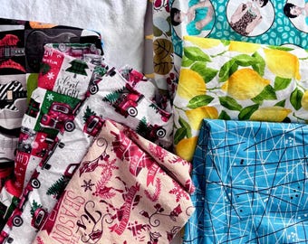 Retales de tela variados: guitarras florales, limones, geométricos, cafés y divas