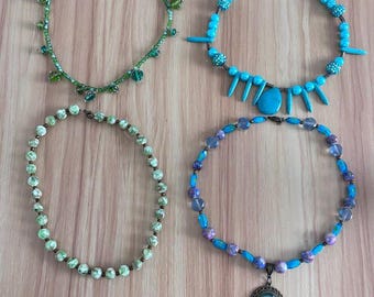 Lote de 4 collares de cuentas hechos a mano en tonos azules y verdes.