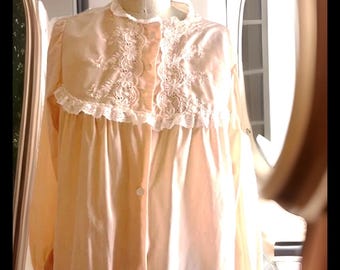 Bata vintage Barbizon color melocotón: detalle de encaje bordado, talla M/L